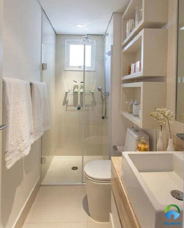 Nhà vệ sinh 3m2 được ngăn bởi phòng tắm kính.